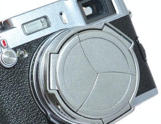 Крышка JJC самооткрывающаяся для Fuji X100 серебро